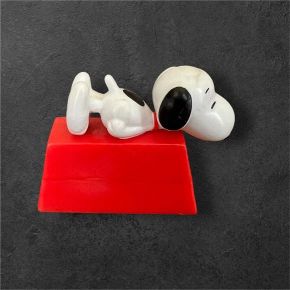 Figura snoopy acostado